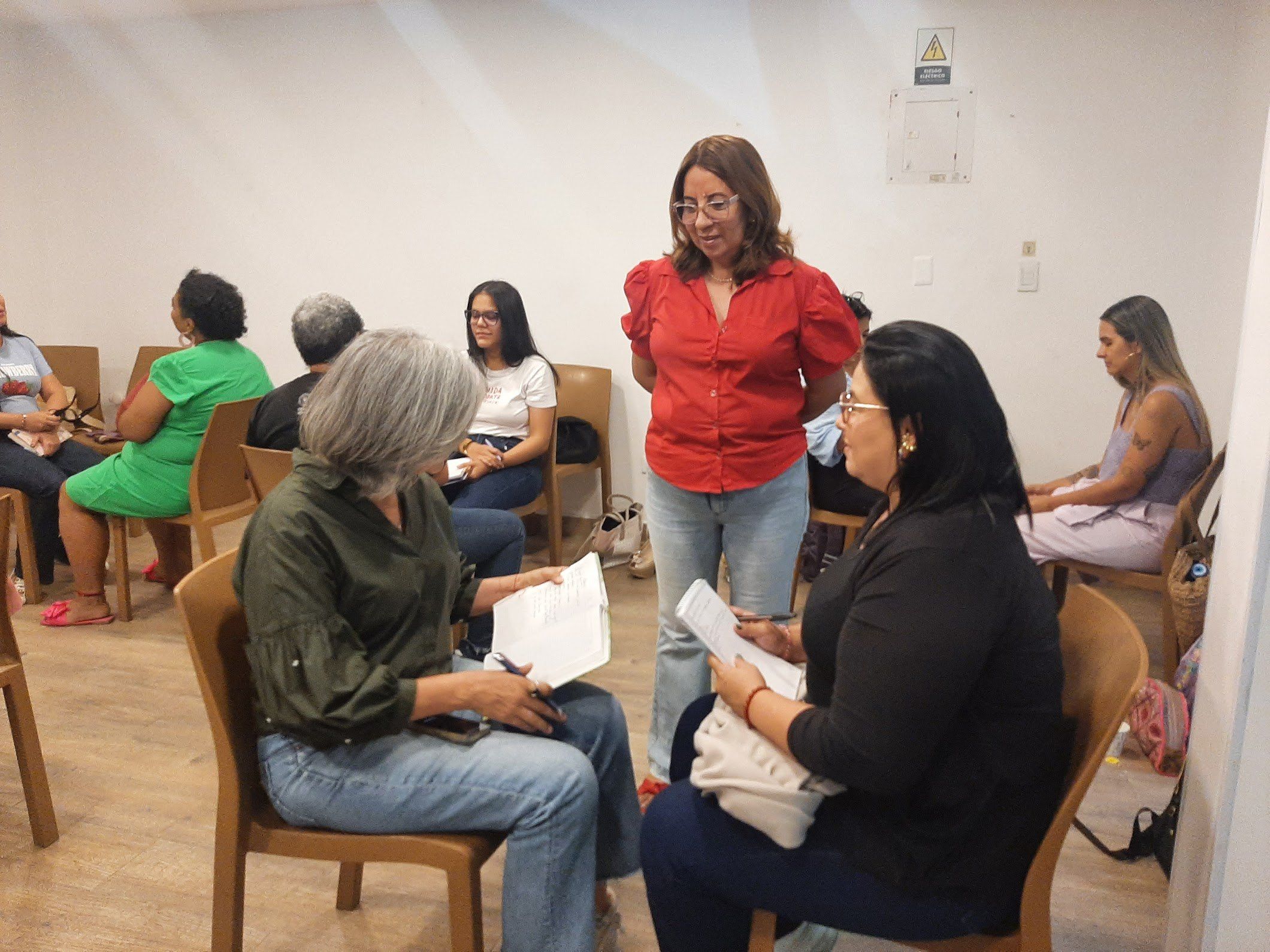 Momento de acompañamiento entre participantes