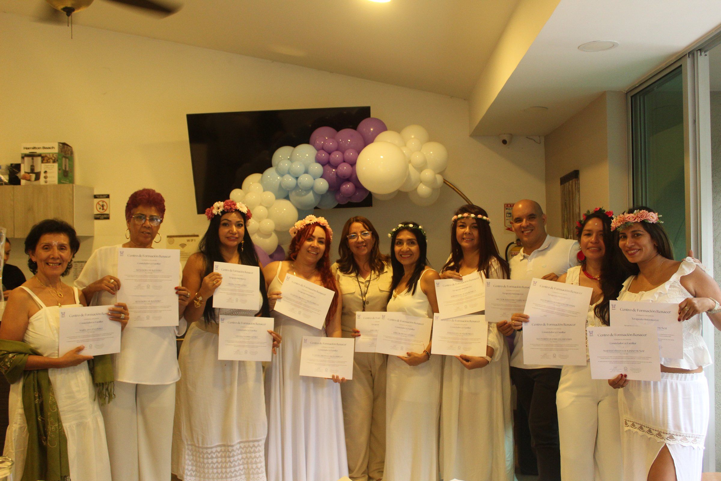 Estudiantes de Renacer con sus certificados al cierre de un proceso