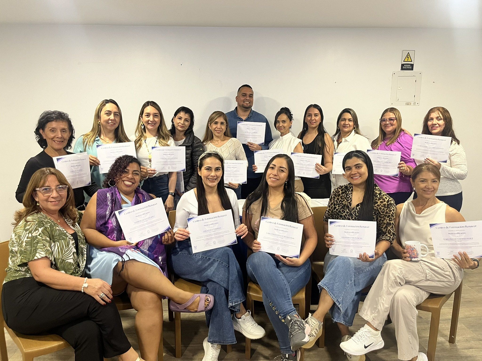 Estudiantes de Renacer con sus certificados