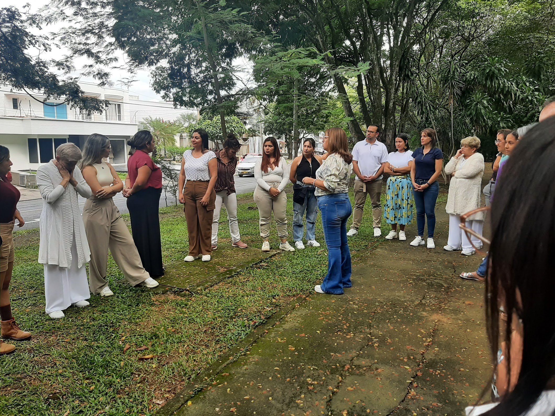 Encuentro al aire libre: el grupo de pie en círculo