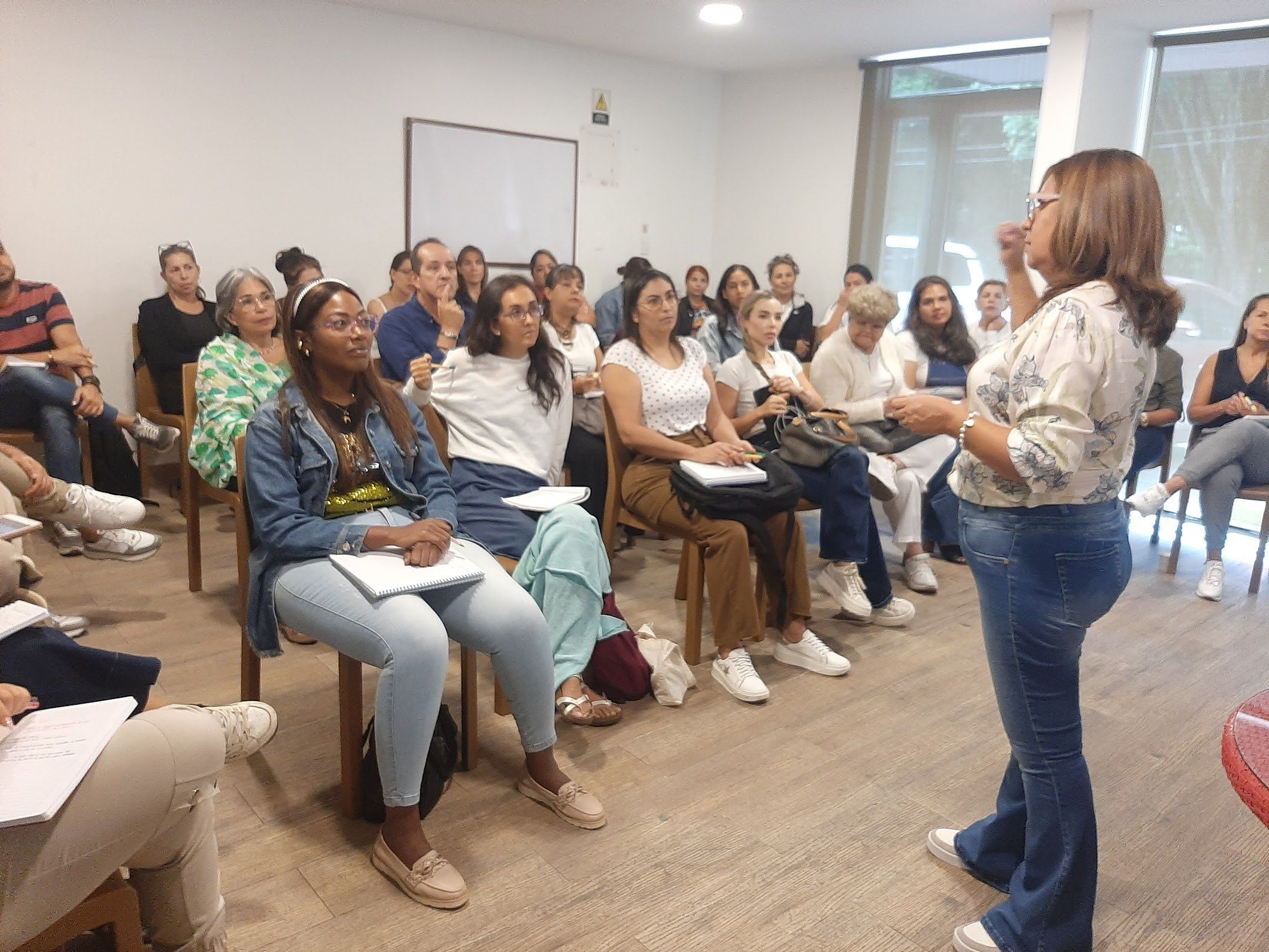 Facilitadora guiando una sesión de formación en el aula