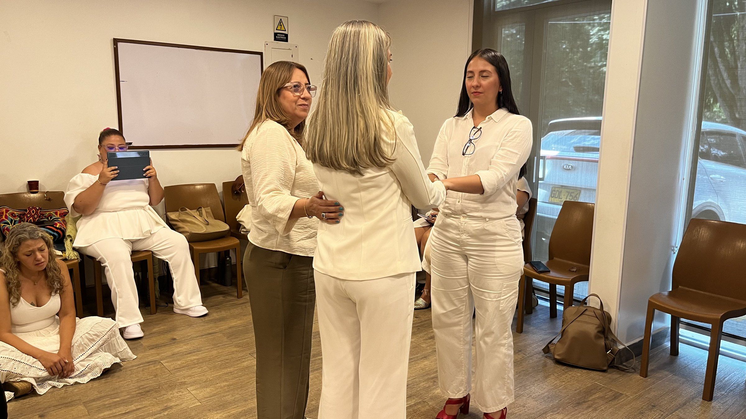 Participantes vestidos de blanco durante un ejercicio de constelación