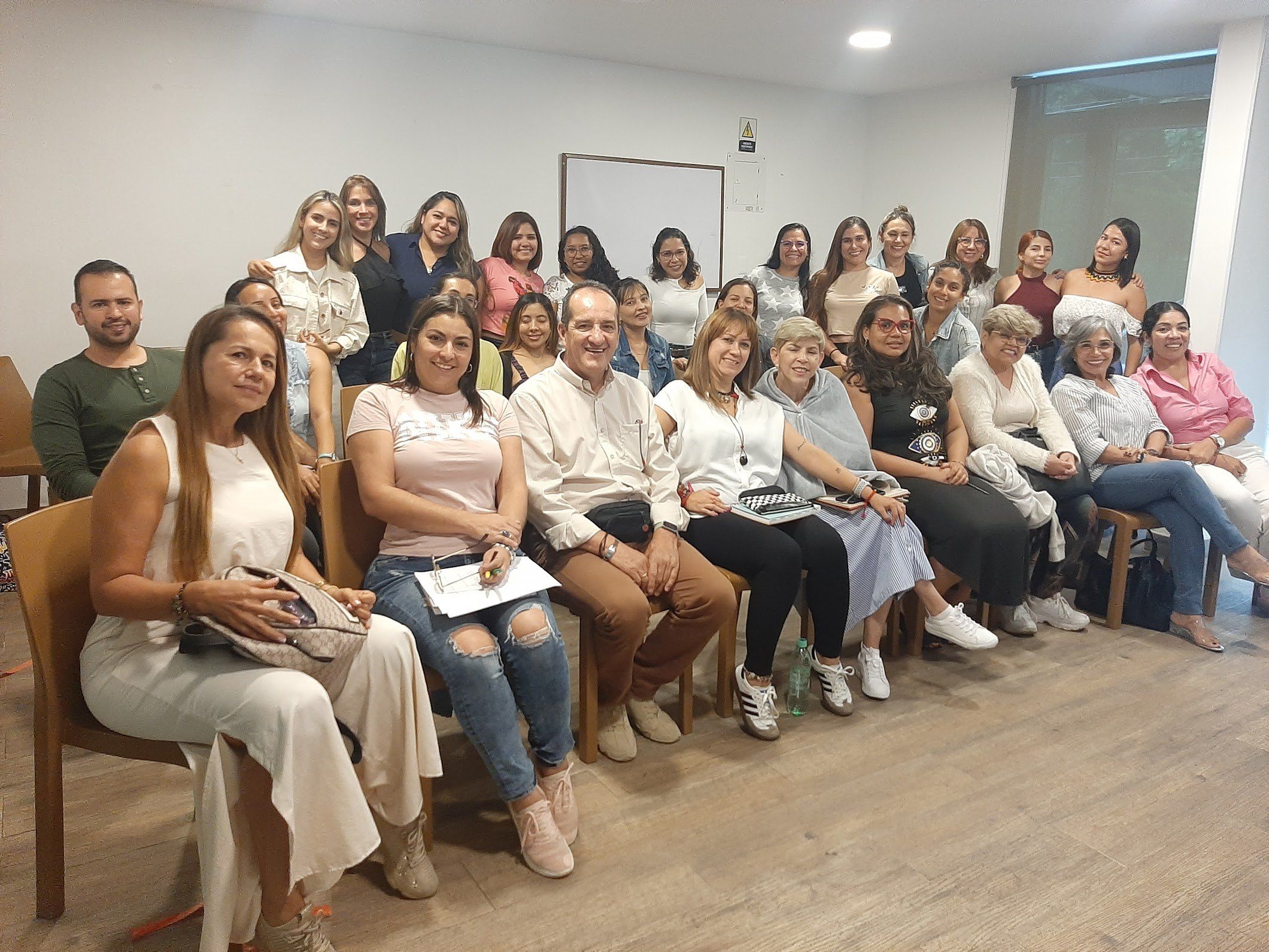 Grupo de estudiantes de Renacer en el salón de formación