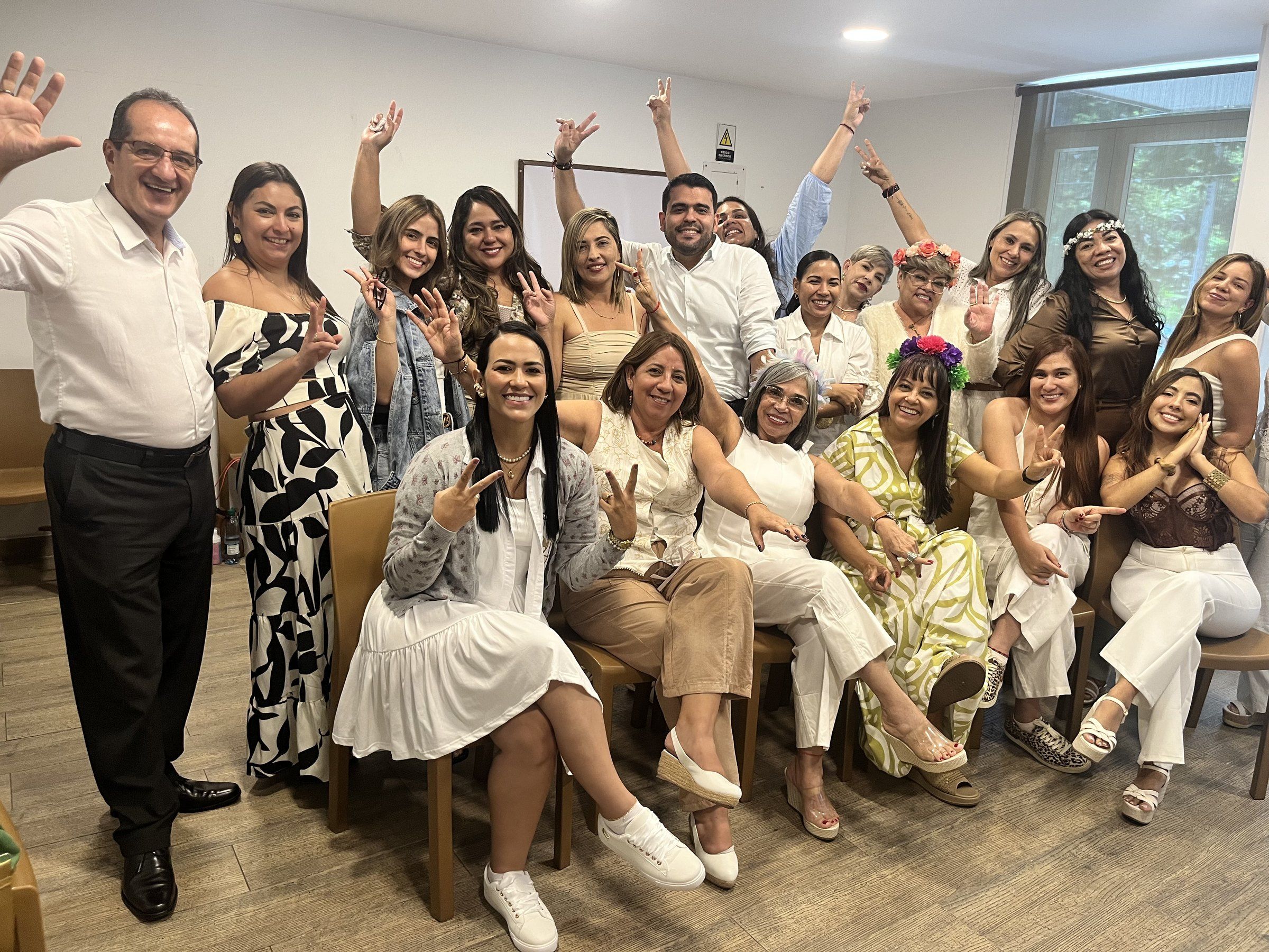 Estudiantes de Renacer celebrando al final de un encuentro