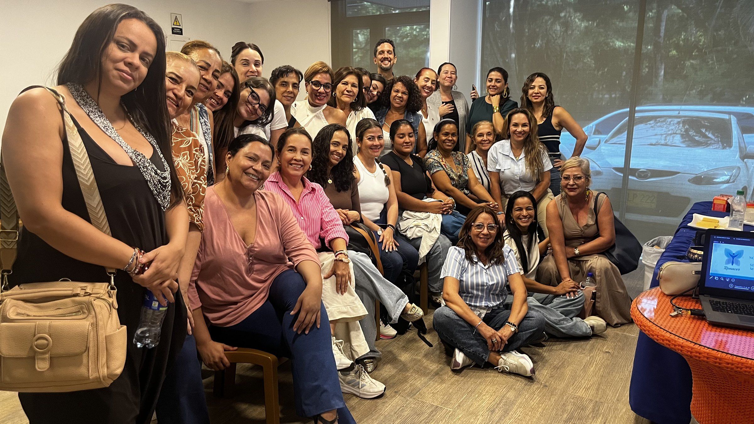 Grupo de estudiantes reunidos en el salón de formación