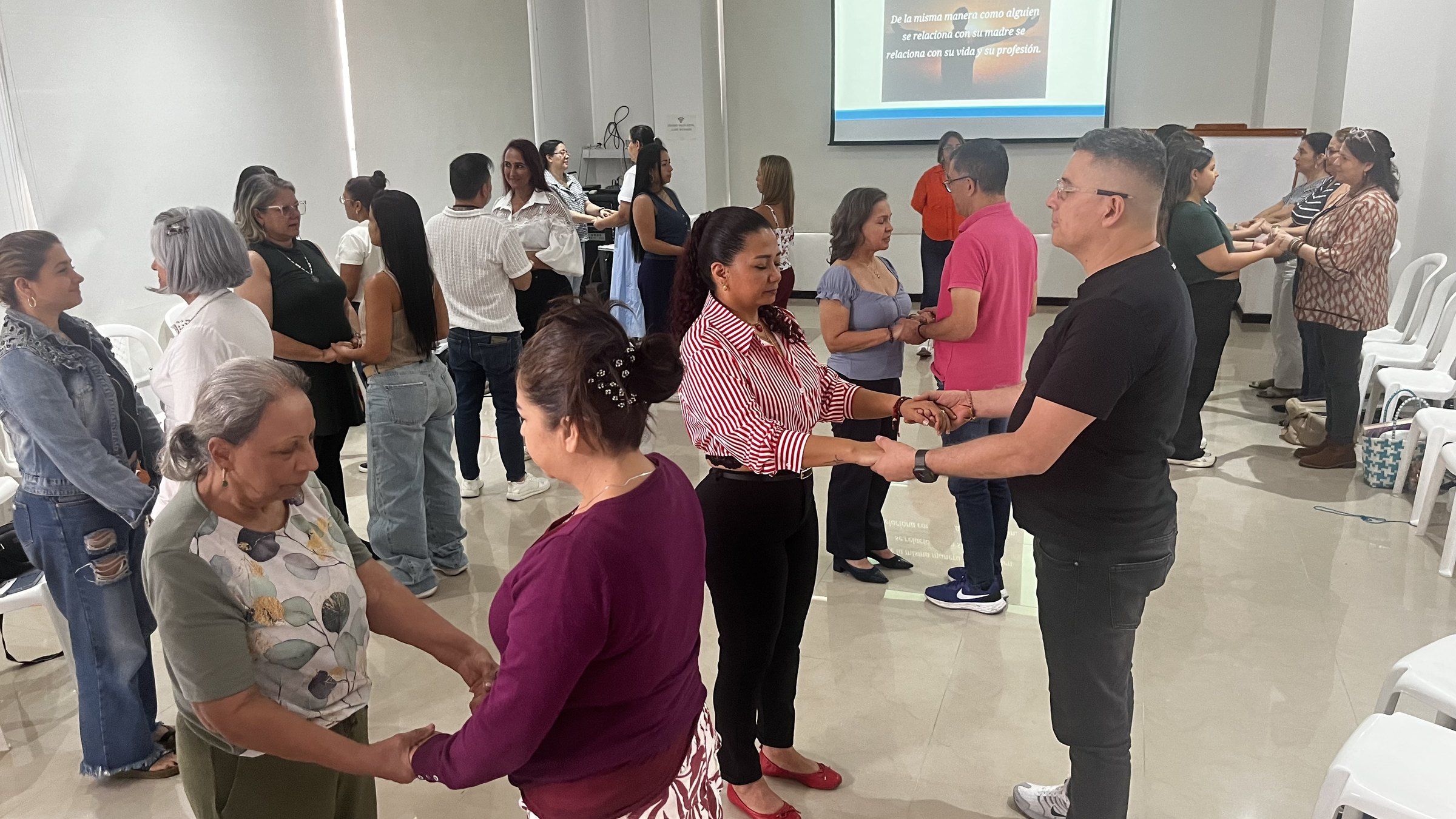 Estudiantes de Renacer realizando un ejercicio práctico en parejas durante un encuentro