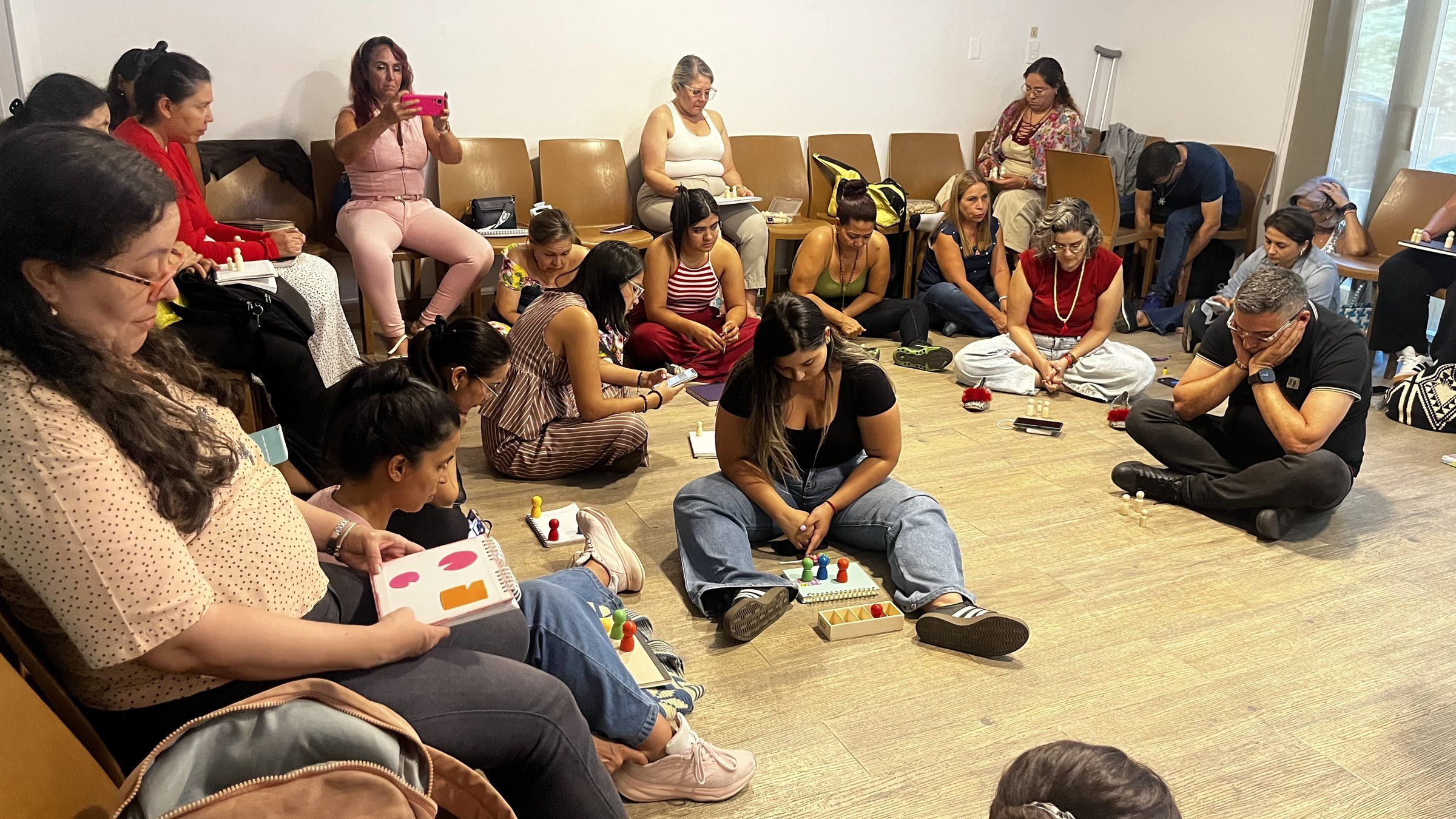 Participantes durante una actividad grupal en el suelo